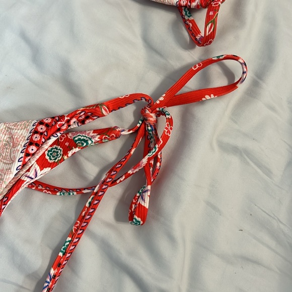 Red string bikini - Picture 3 of 3